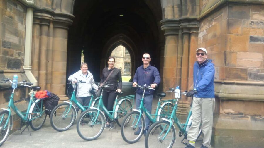 Glasgow: City, Green spaces and Clyde Bridges Bike Tour - West End glide through Kelvingrove Park and Glasgow University