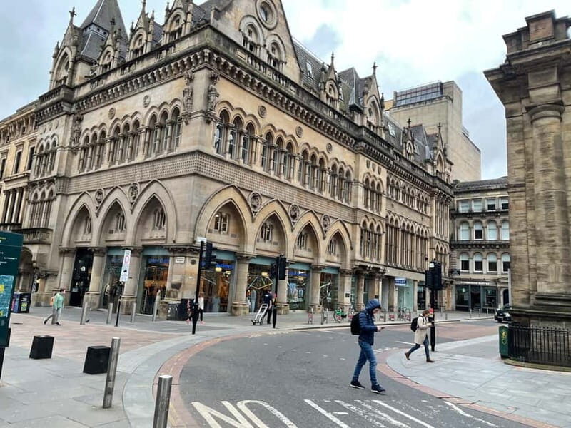 Glasgow: Historical Walking Tour: Guided by a local actor - From George Square to the City Core: Walking the Switch from Old Faith to New Commerce