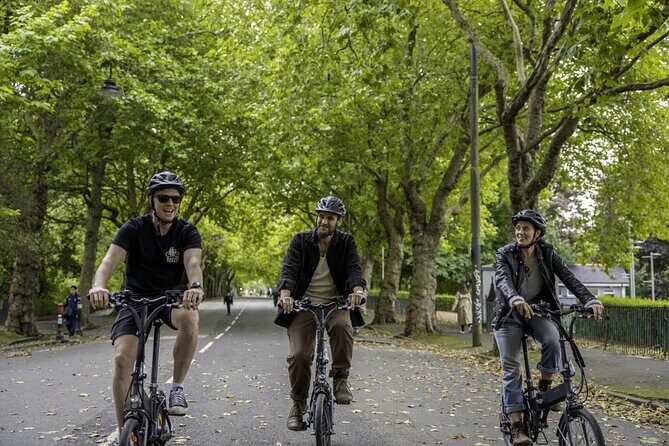 Glasgow Private Bike Tour: Highlights & Hidden Gems - Kelvingrove Art Gallery: municipal art at full attention speed