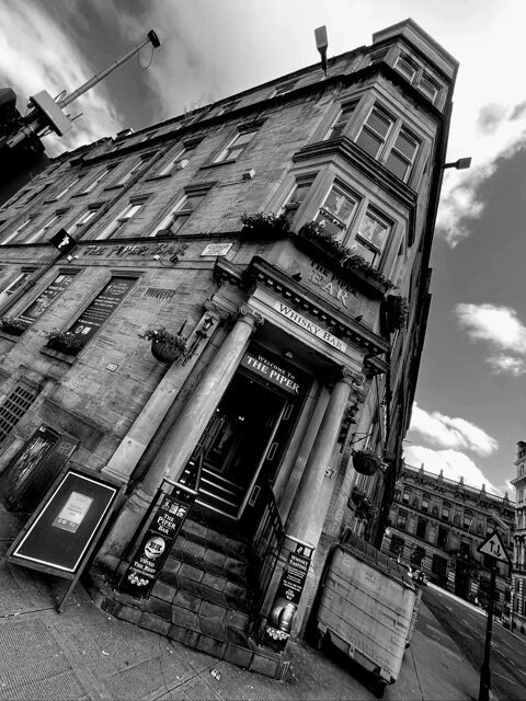 Glasgow: Scottish Rogue Whisky Pub Crawl - The guided city walk: viewpoints that set the mood