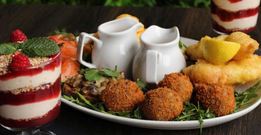 Glasgow: Scottish Tasting Platter - Smoked salmon with Scottish oatcakes: salty, crisp, and easy to love